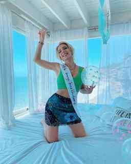 Courtney Miller feet photo thumbnail