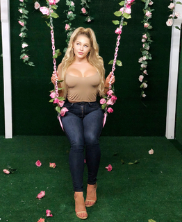 Courtney Tailor feet photo 13