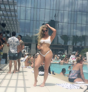 Courtney Tailor feet photo 7