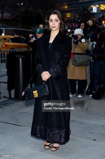 Cristin Milioti feet photo thumbnail