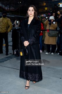 Cristin Milioti feet photo thumbnail