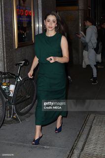 Cristin Milioti feet photo thumbnail