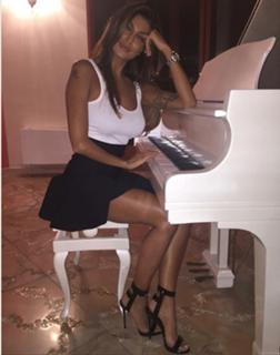 Cristina Buccino feet photo thumbnail