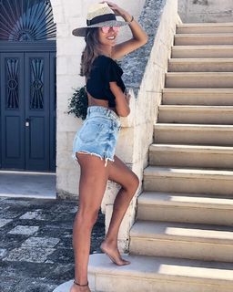 Cristina Chiabotto feet photo thumbnail