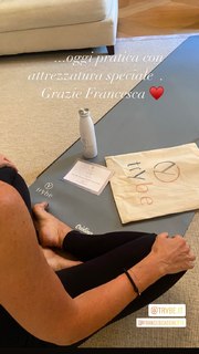 Cristina Parodi feet photo thumbnail