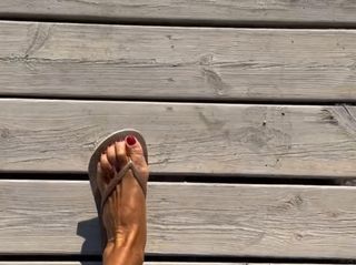 Cristina Parodi feet photo thumbnail