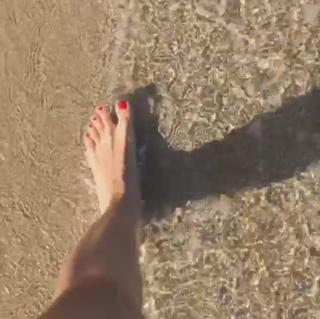 Cristina Scabbia feet photo thumbnail