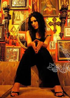 Cristina Scabbia feet photo thumbnail