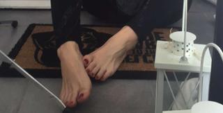 Cristina Scabbia feet photo thumbnail