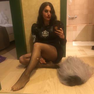 Cristina Scabbia feet photo thumbnail