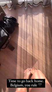 Cristina Scabbia feet photo thumbnail