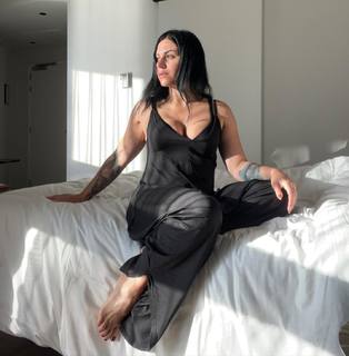 Cristina Scabbia feet photo thumbnail