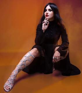 Cristina Scabbia feet photo thumbnail