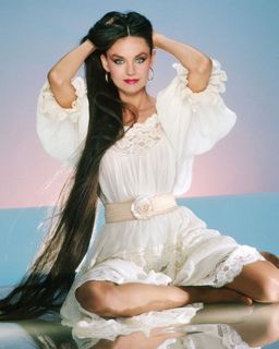 Crystal Gayle feet photo 1