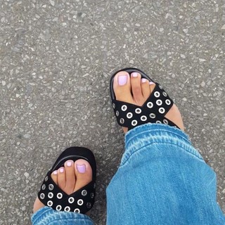 Cush Jumbo feet photo 3