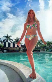 Cybill Shepherd feet photo thumbnail