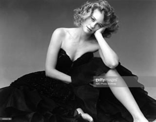 Cybill Shepherd feet photo thumbnail