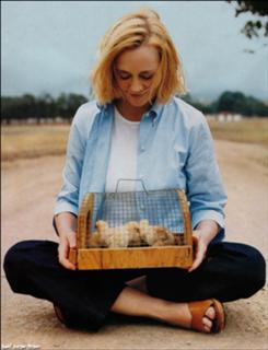 Cybill Shepherd feet photo thumbnail
