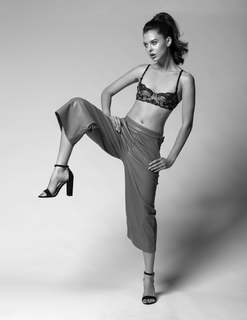 Cyndal McKay feet photo thumbnail