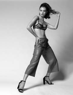 Cyndal McKay feet photo thumbnail