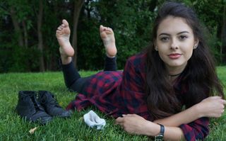 Cyndal McKay feet photo thumbnail