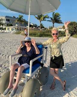 Cyndi Lauper feet photo thumbnail