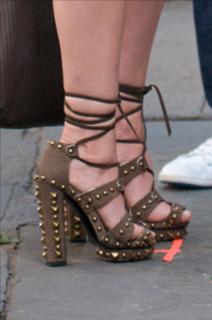 Cynthia Nixon feet photo thumbnail