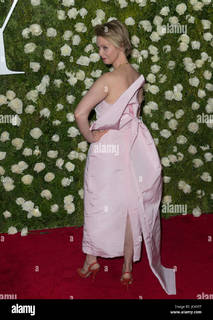 Cynthia Nixon feet photo thumbnail