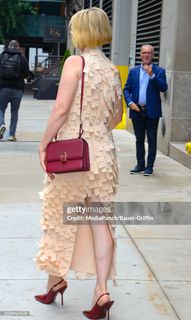 Cynthia Nixon feet photo thumbnail