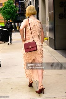 Cynthia Nixon feet photo thumbnail