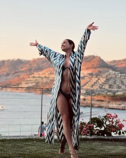 Cynthia Rodríguez feet photo thumbnail