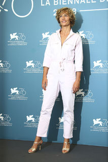 Cécile de France feet photo thumbnail