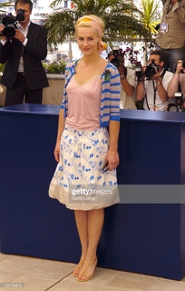 Cécile de France feet photo thumbnail