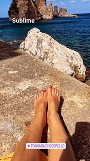 Cécile de Ménibus feet photo thumbnail