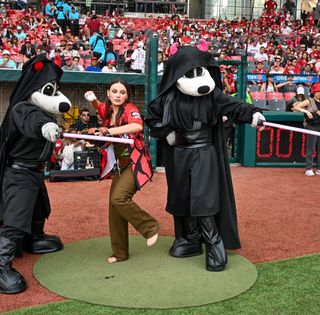 Dafne Keen feet photo thumbnail