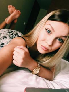 Dagi Bee feet photo thumbnail