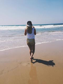 Dagi Bee feet photo thumbnail