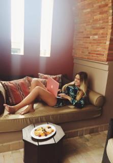 Dagi Bee feet photo thumbnail