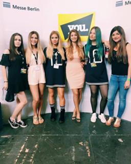 Dagi Bee feet photo thumbnail