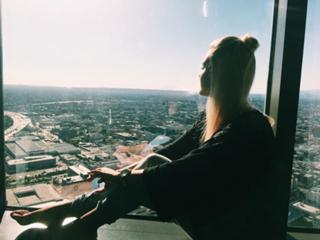 Dagi Bee feet photo thumbnail