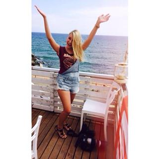 Dagi Bee feet photo thumbnail