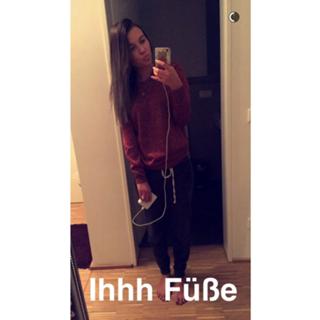 Dagi Bee feet photo thumbnail