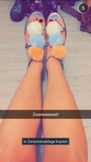 Dagi Bee feet photo thumbnail