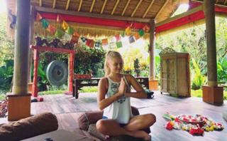 Dagi Bee feet photo thumbnail