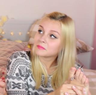 Dagi Bee feet photo thumbnail