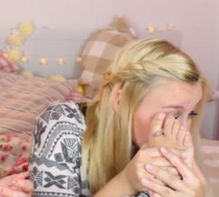 Dagi Bee feet photo thumbnail