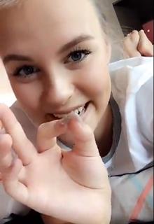 Dagi Bee feet photo thumbnail