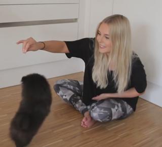 Dagi Bee feet photo thumbnail