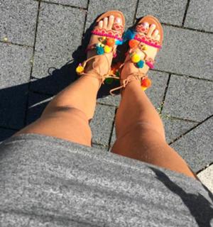 Dagi Bee feet photo thumbnail