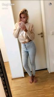 Dagi Bee feet photo thumbnail